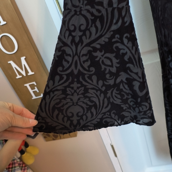 BEIGE BY ECI Black Textured Velvet Bell Sleeve Shift Midi Dress sz Large Goth - Picture 5 of 10